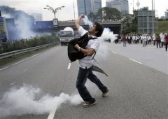澳门太阳城赌场： 一名抗议者把警方投掷的催泪弹往回扔 京华时报3月8日报道